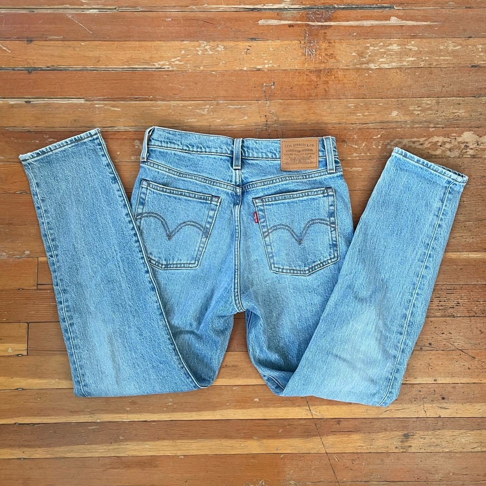 Like new Levi’s wedgie jeans light wash